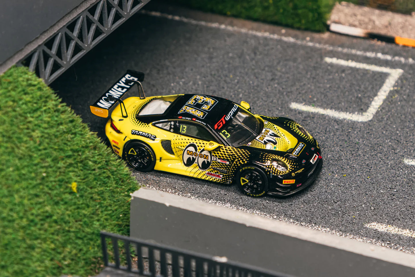 Tarmac Works x iXO 1/64 - Porsche 911 GT3 R GT World Challenge Asia 2025 Phantom Global Racing #13 with Tarmac Cards - HOBBY64