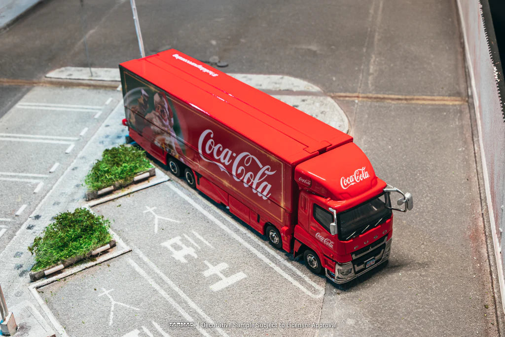 Tarmac Works 1/64 - Mitsubishi Fuso Super Great Coca-Cola Santa Truck - TRUCK64